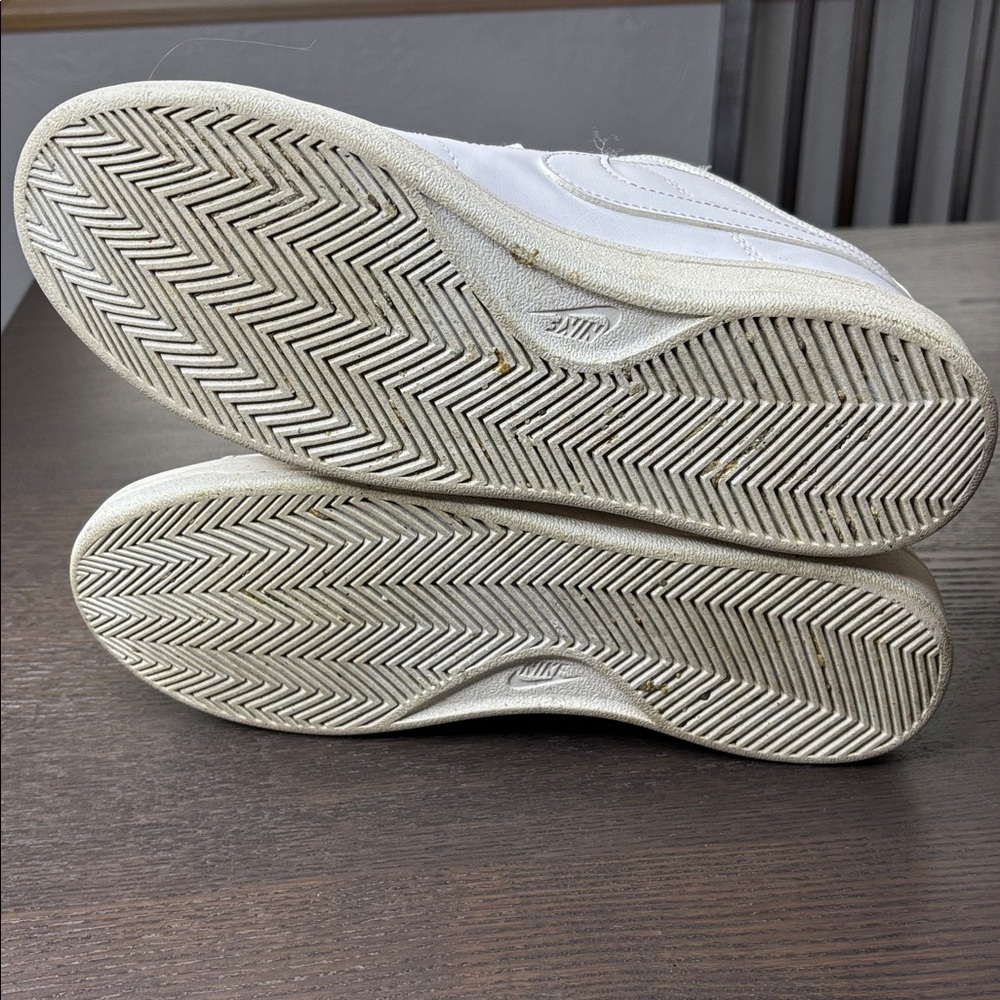Nike White Low-Top Sneakers 9.5 Classic Tennis Shoes - Picture 7 of 7